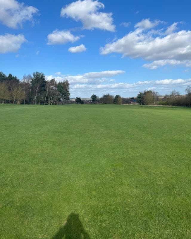 Stunning day on the course today! The sun came out, it finally stopped raining and the course is drying out! Ready for a full weekend. Both corses are chocka. To get a trackman driving range please book online to avoid disappointment ⛳️